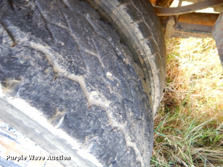 image for item EY9327 2002 Ford F450 Super Duty flatbed truck