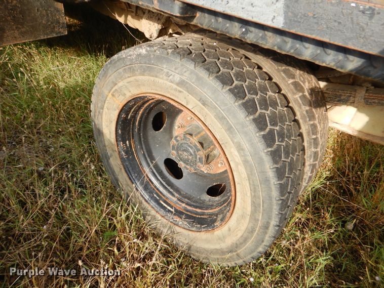 image for item EY9327 2002 Ford F450 Super Duty flatbed truck