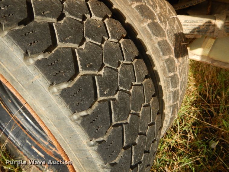 image for item EY9327 2002 Ford F450 Super Duty flatbed truck