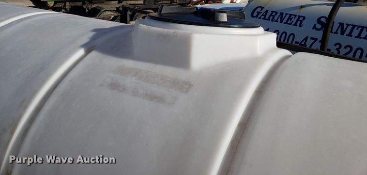 image for item EZ9013 1,000 gallon poly tank