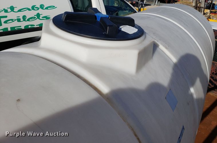 image for item EZ9013 1,000 gallon poly tank