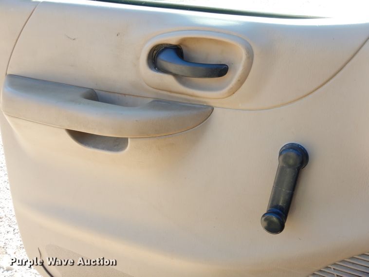 image for item FA9998 2000 Ford F150 XL SuperCab pickup truck