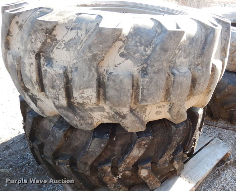 image for item FD9601 (2) Alliance 17.5L-24 tires