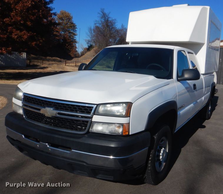 image for item FF9109 2006 Chevrolet Silverado 2500HD Ext. Cab pickup truck