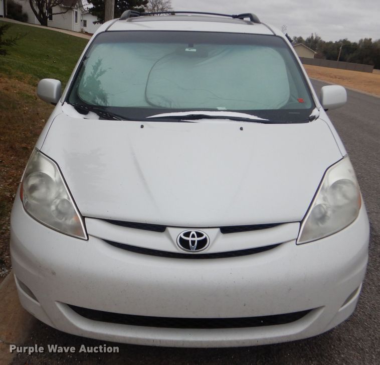 image for item FJ9883 2008 Toyota Sienna XLE van