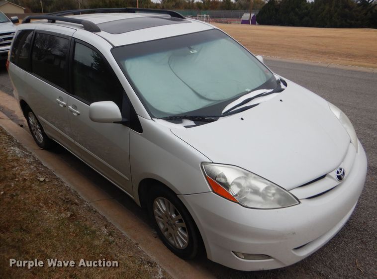 image for item FJ9883 2008 Toyota Sienna XLE van