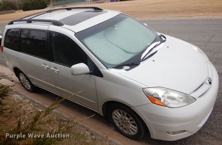 image for item FJ9883 2008 Toyota Sienna XLE van