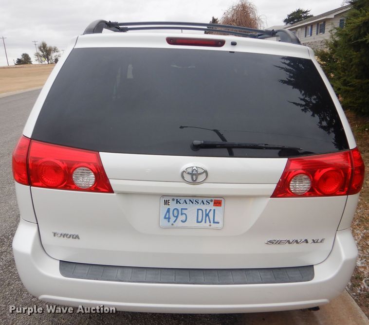 image for item FJ9883 2008 Toyota Sienna XLE van
