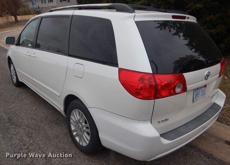 image for item FJ9883 2008 Toyota Sienna XLE van