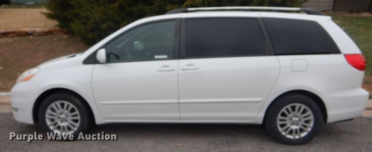 image for item FJ9883 2008 Toyota Sienna XLE van