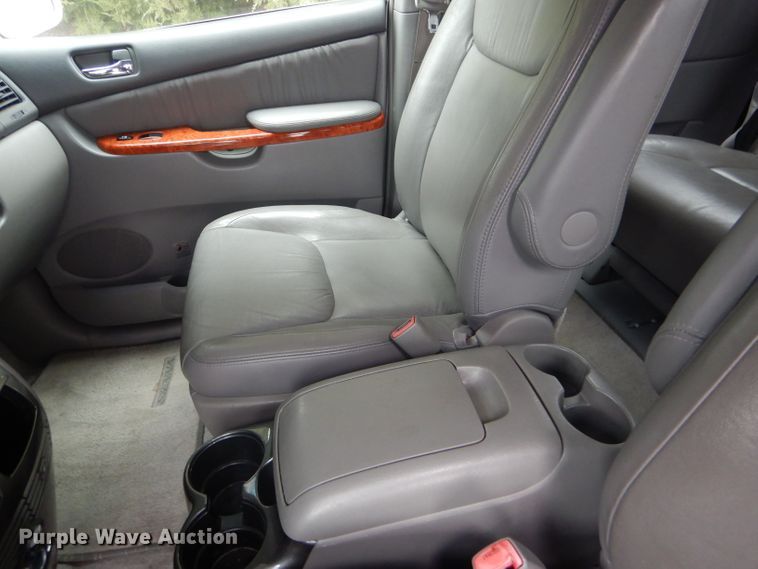image for item FJ9883 2008 Toyota Sienna XLE van