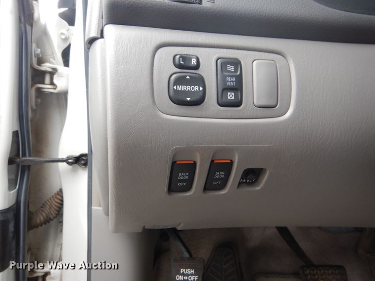 image for item FJ9883 2008 Toyota Sienna XLE van