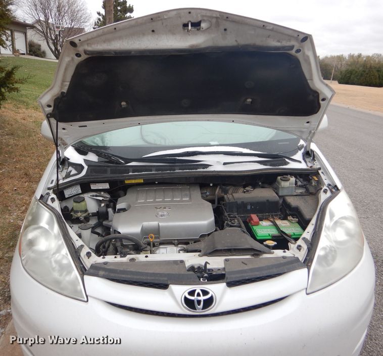 image for item FJ9883 2008 Toyota Sienna XLE van