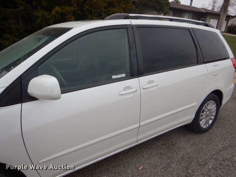 image for item FJ9883 2008 Toyota Sienna XLE van