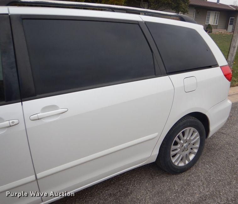 image for item FJ9883 2008 Toyota Sienna XLE van