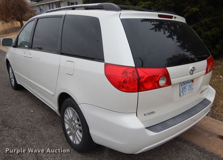 image for item FJ9883 2008 Toyota Sienna XLE van