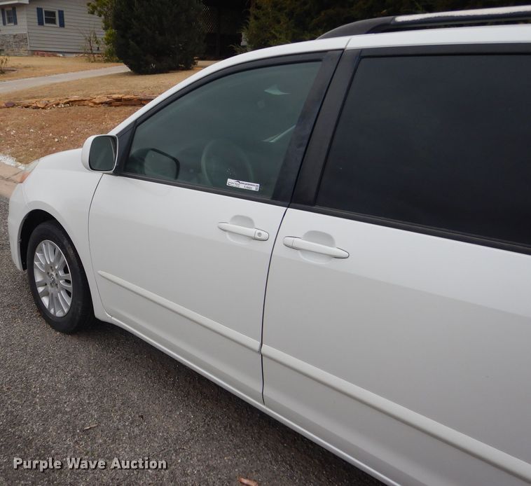 image for item FJ9883 2008 Toyota Sienna XLE van