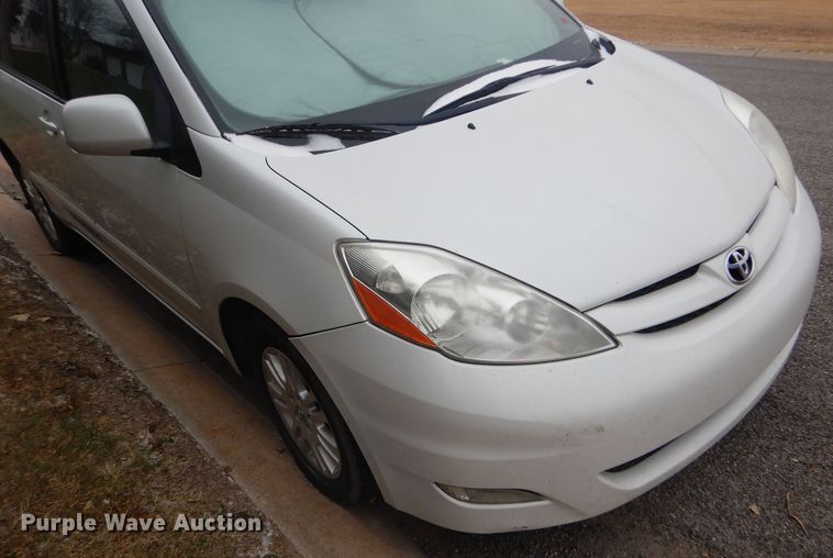 image for item FJ9883 2008 Toyota Sienna XLE van