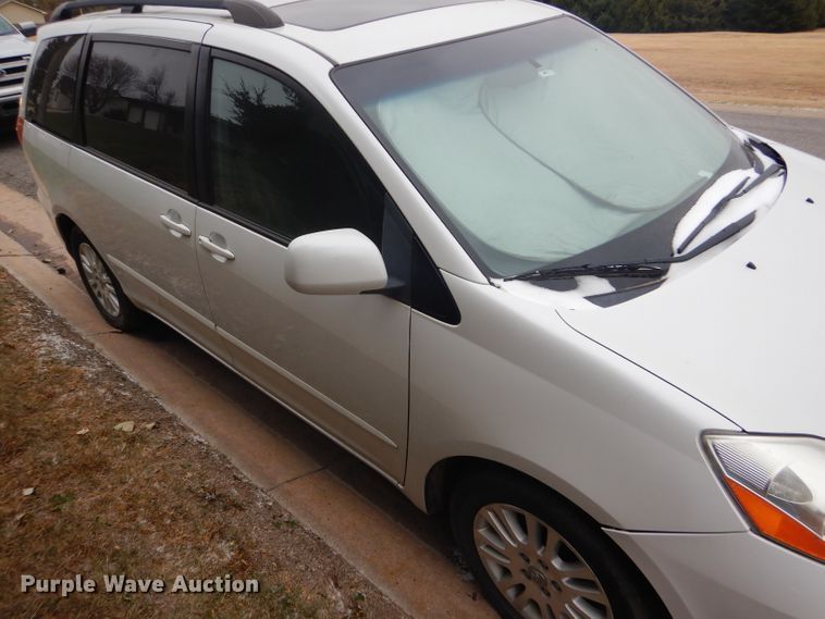 image for item FJ9883 2008 Toyota Sienna XLE van