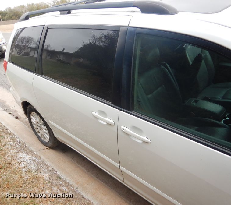 image for item FJ9883 2008 Toyota Sienna XLE van