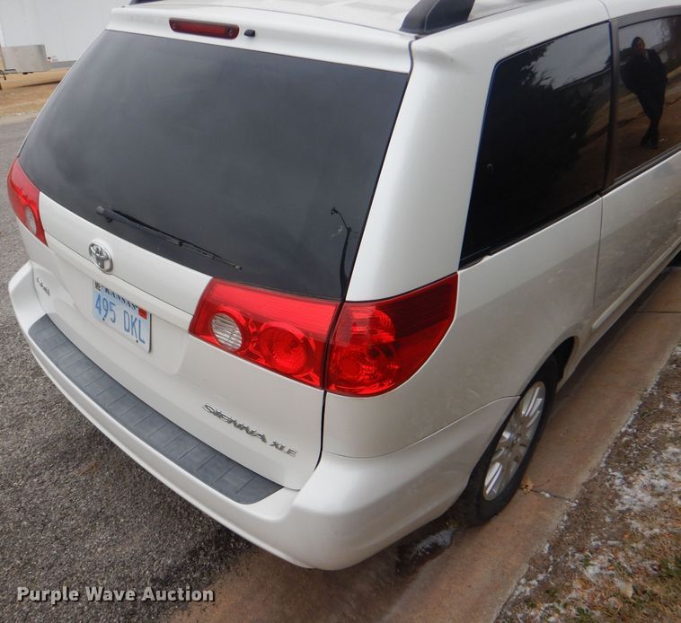 image for item FJ9883 2008 Toyota Sienna XLE van