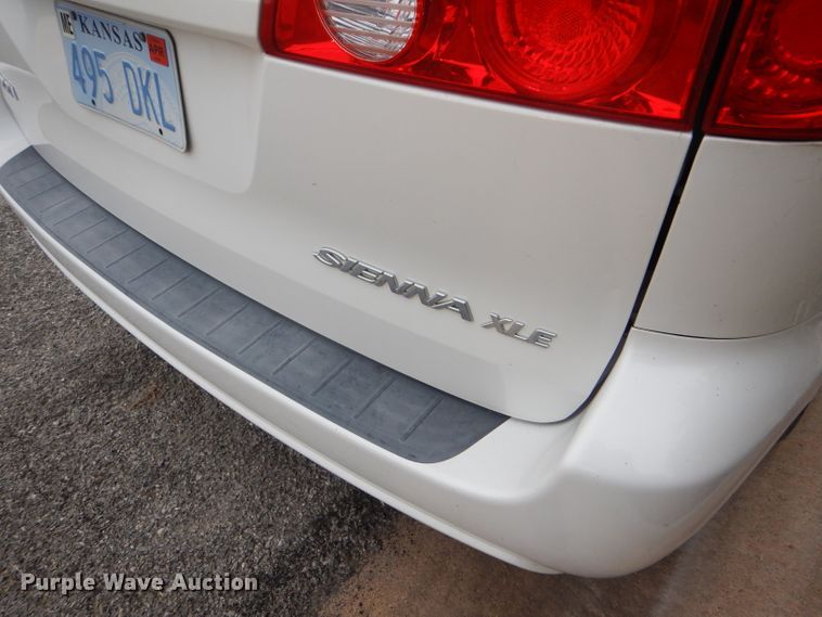 image for item FJ9883 2008 Toyota Sienna XLE van