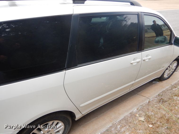 image for item FJ9883 2008 Toyota Sienna XLE van