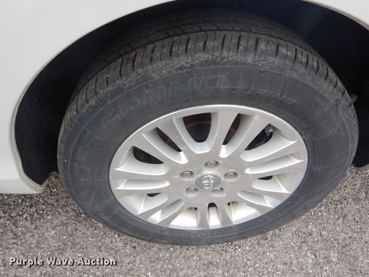 image for item FJ9883 2008 Toyota Sienna XLE van