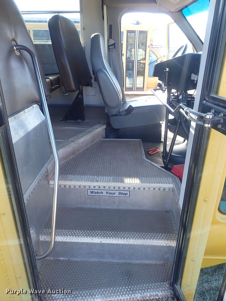 image for item FR9468 2006 Ford E450 school bus
