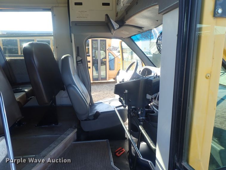 image for item FR9468 2006 Ford E450 school bus