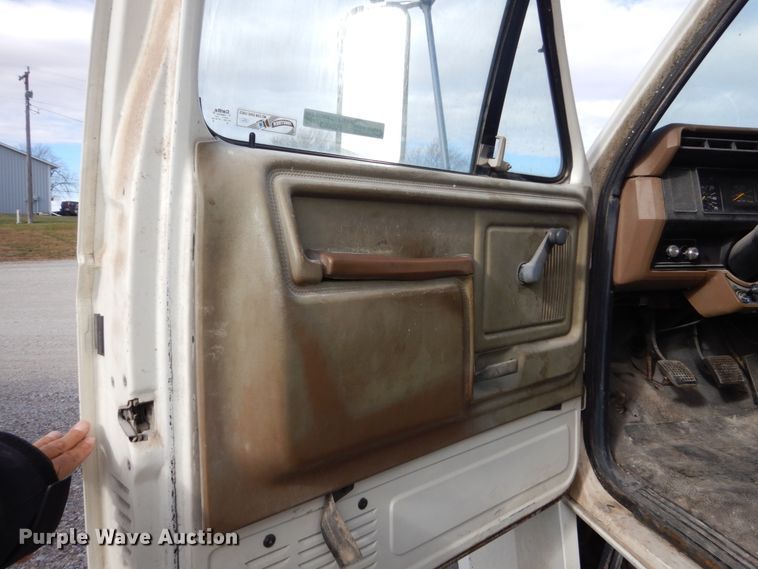 image for item FU9003 1991 Ford F800 box truck