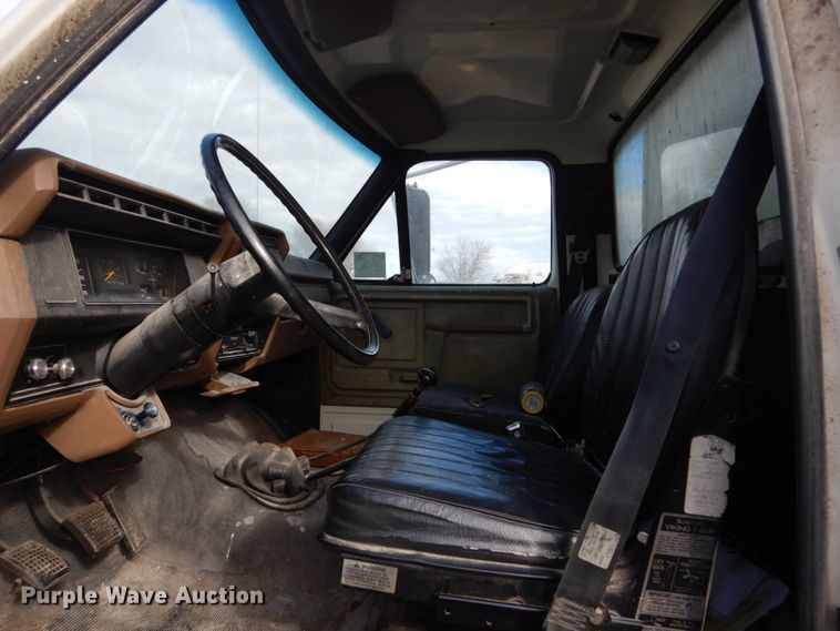 image for item FU9003 1991 Ford F800 box truck