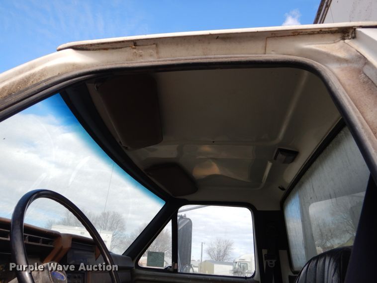 image for item FU9003 1991 Ford F800 box truck