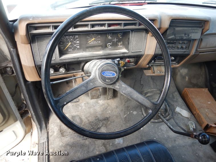 image for item FU9003 1991 Ford F800 box truck