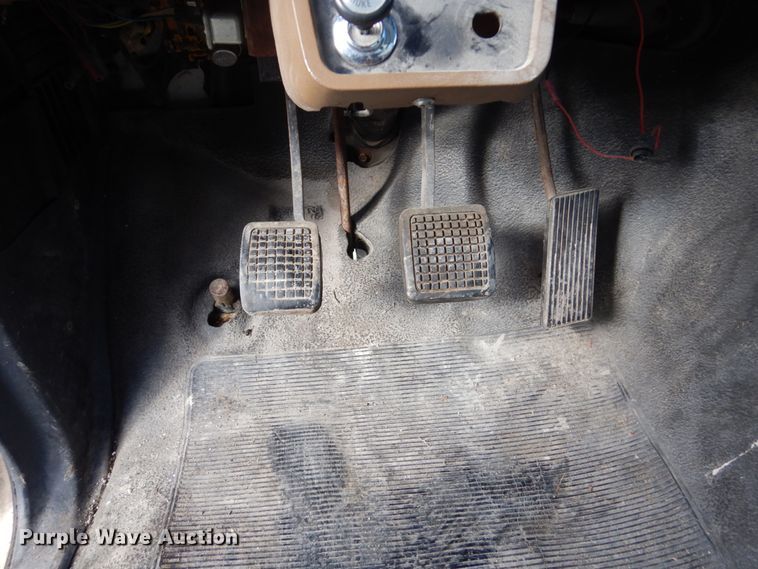 image for item FU9003 1991 Ford F800 box truck