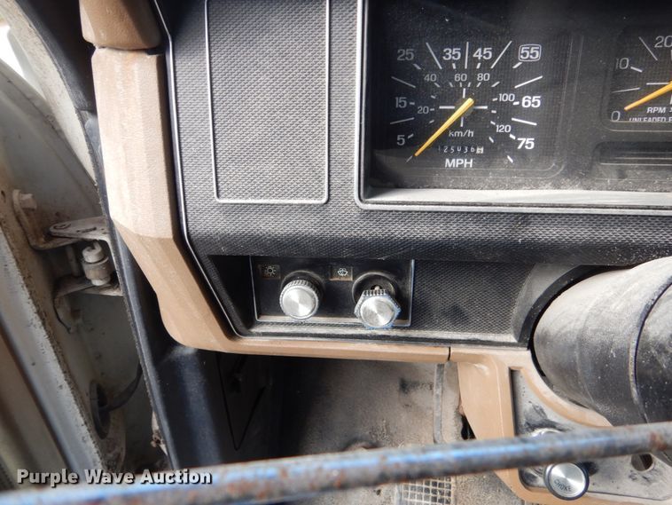 image for item FU9003 1991 Ford F800 box truck