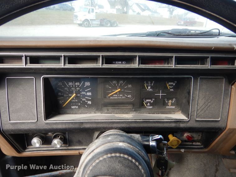 image for item FU9003 1991 Ford F800 box truck