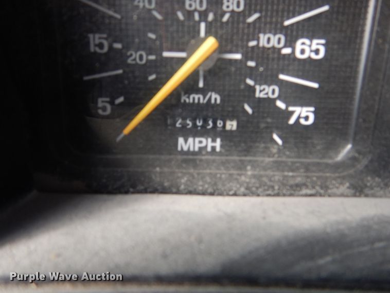 image for item FU9003 1991 Ford F800 box truck