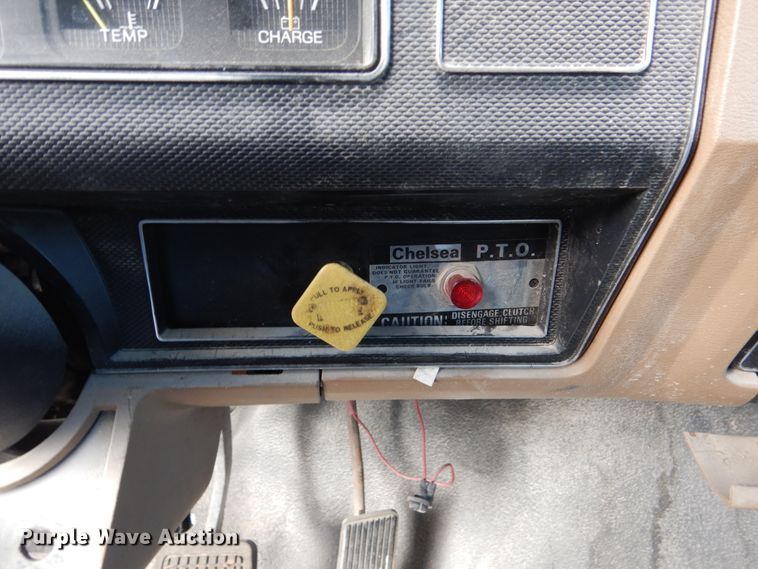 image for item FU9003 1991 Ford F800 box truck