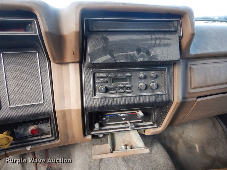 image for item FU9003 1991 Ford F800 box truck