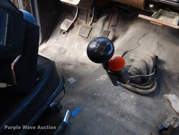 image for item FU9003 1991 Ford F800 box truck