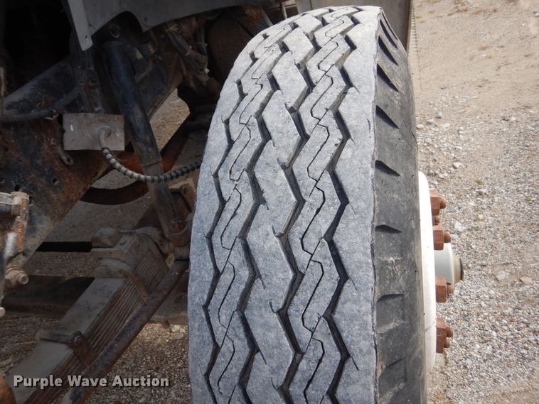 image for item FU9003 1991 Ford F800 box truck