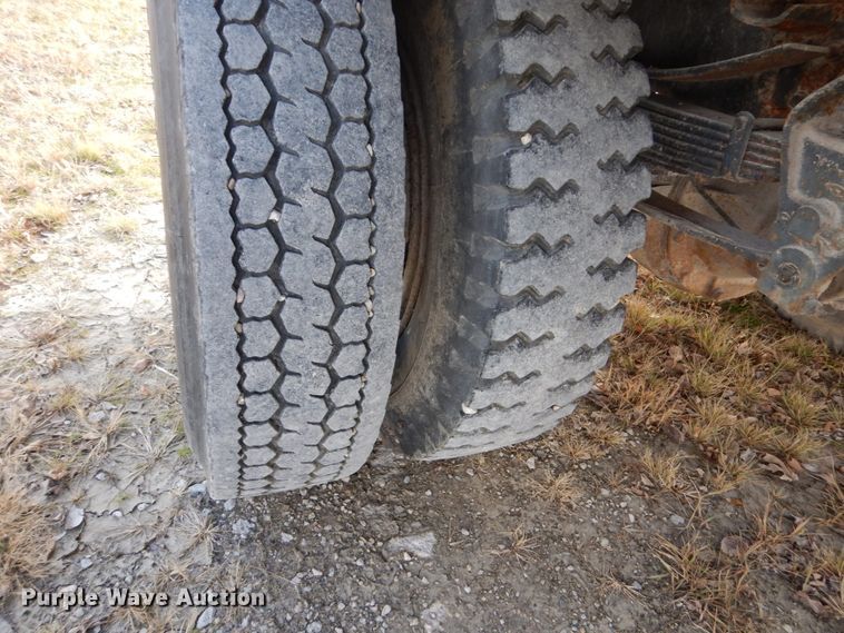 image for item FU9003 1991 Ford F800 box truck