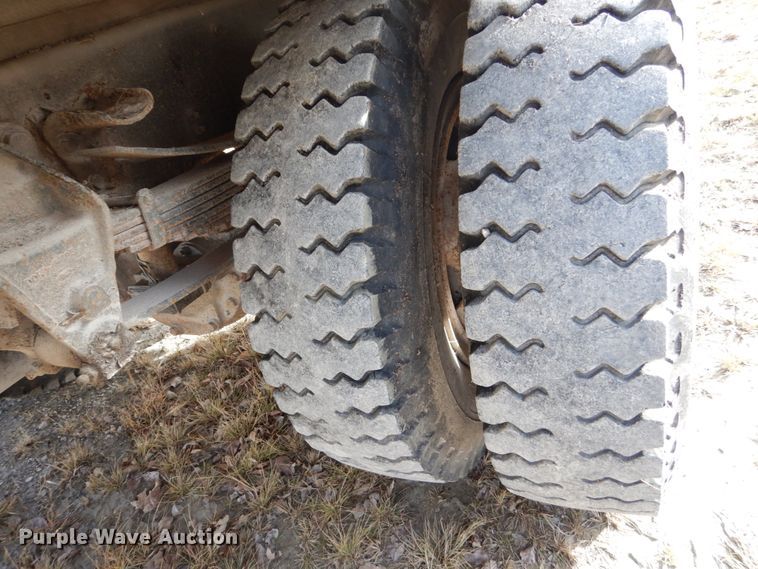 image for item FU9003 1991 Ford F800 box truck