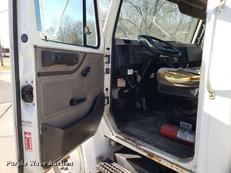 image for item FW9584 2000 International 4700 bucket truck