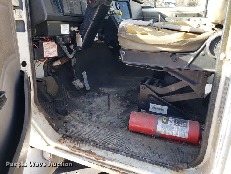 image for item FW9584 2000 International 4700 bucket truck