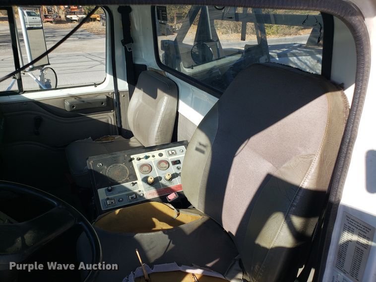 image for item FW9584 2000 International 4700 bucket truck