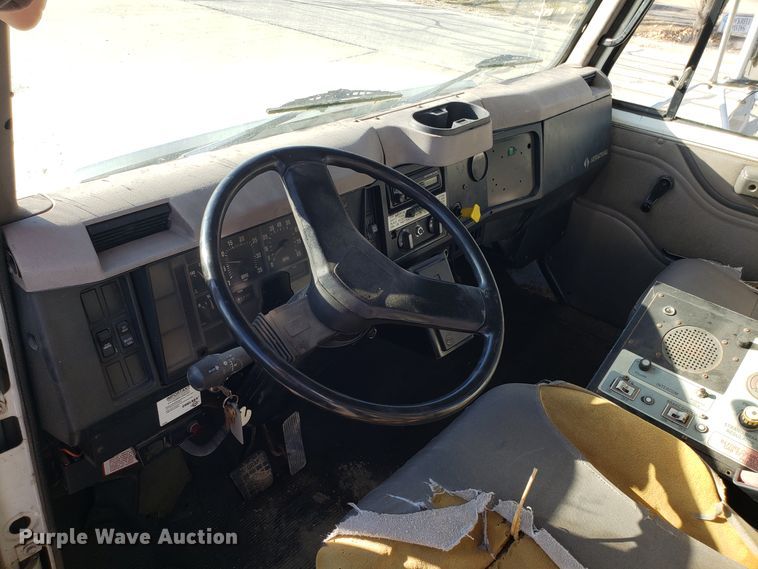 image for item FW9584 2000 International 4700 bucket truck