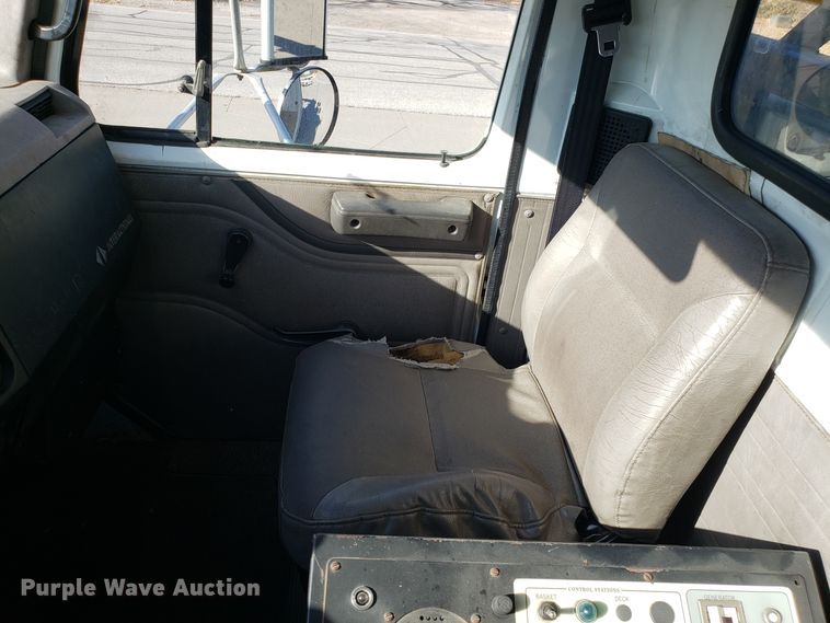 image for item FW9584 2000 International 4700 bucket truck