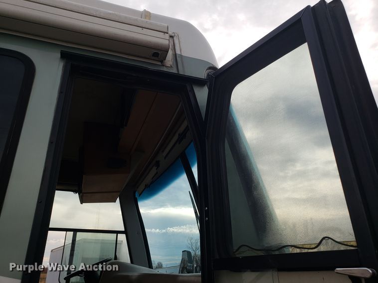 image for item FW9589 1999 Safari Serengenti RV